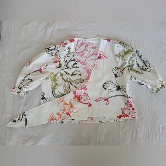 The Drop White Floral Print Knot-Front Cropped Top by @signedblake | L - Picture 2 of 7